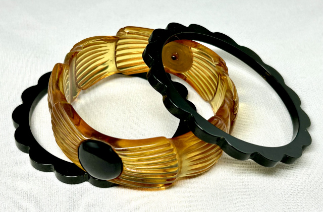BB253 carved applejuice bakelite bangle with black dots